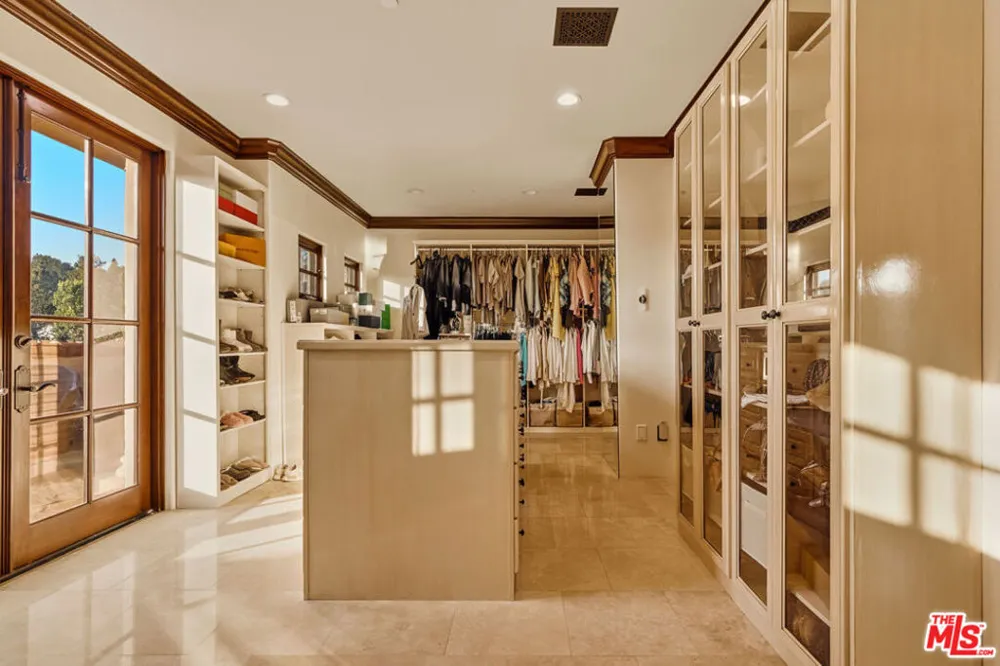 2374 Earls Court Los Angeles, CA 90077