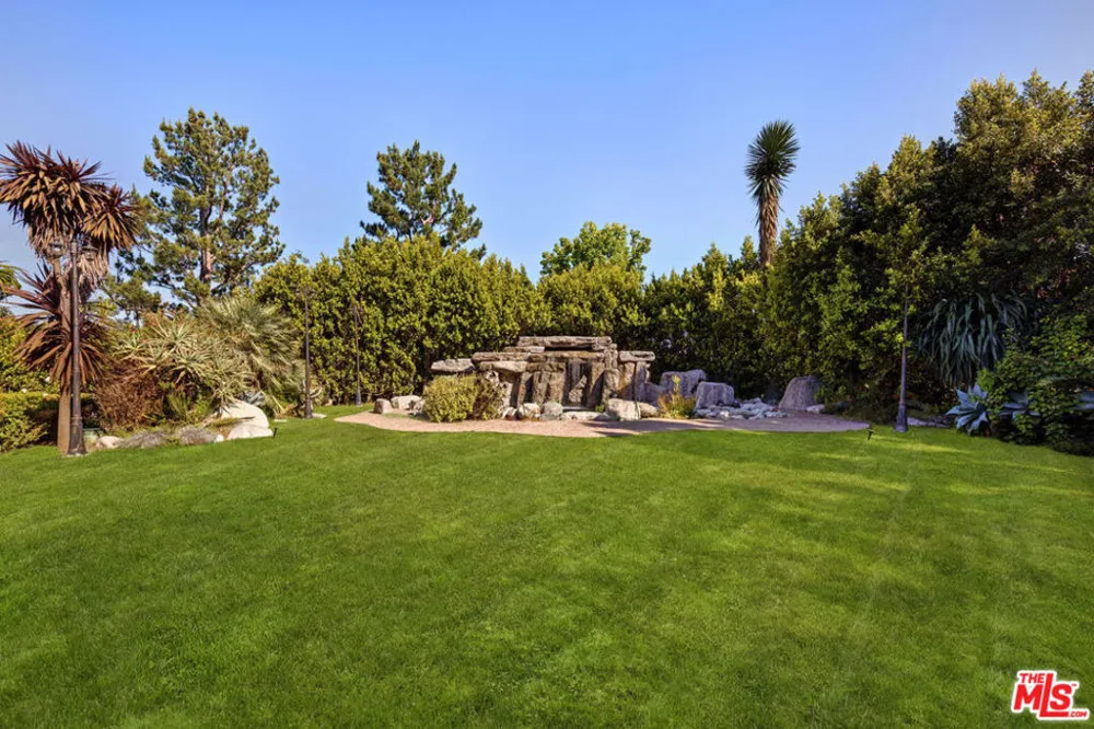 2374 Earls Court Los Angeles, CA 90077