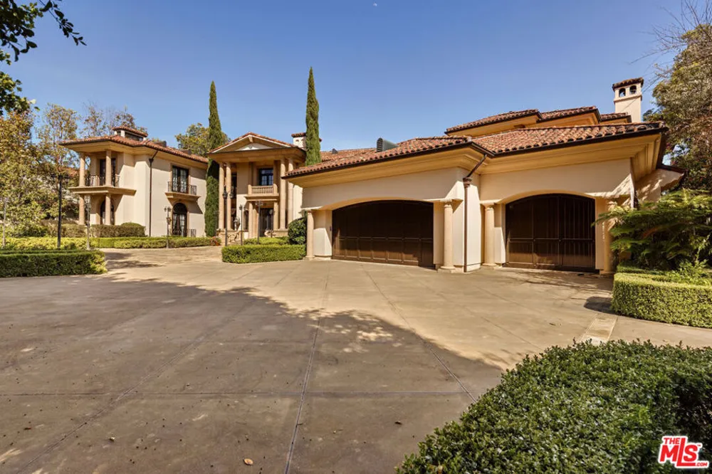 2374 Earls Court Los Angeles, CA 90077