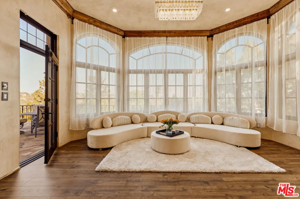 2374 Earls Court Los Angeles, CA 90077
