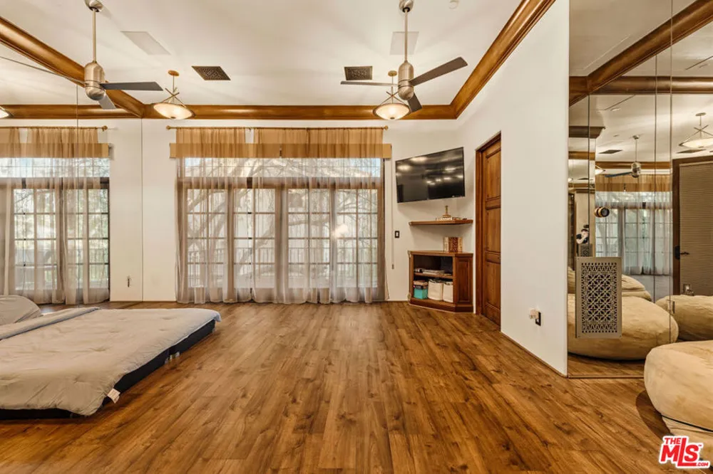 2374 Earls Court Los Angeles, CA 90077