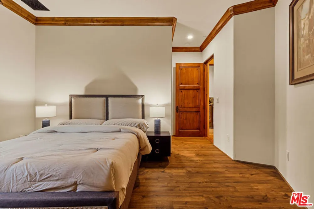2374 Earls Court Los Angeles, CA 90077