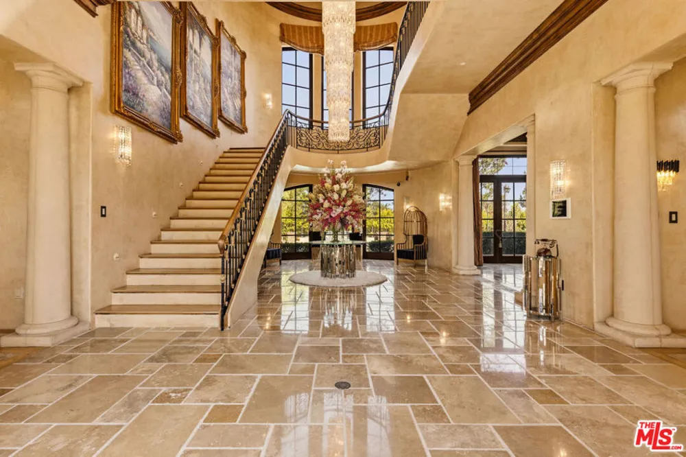 2374 Earls Court Los Angeles, CA 90077