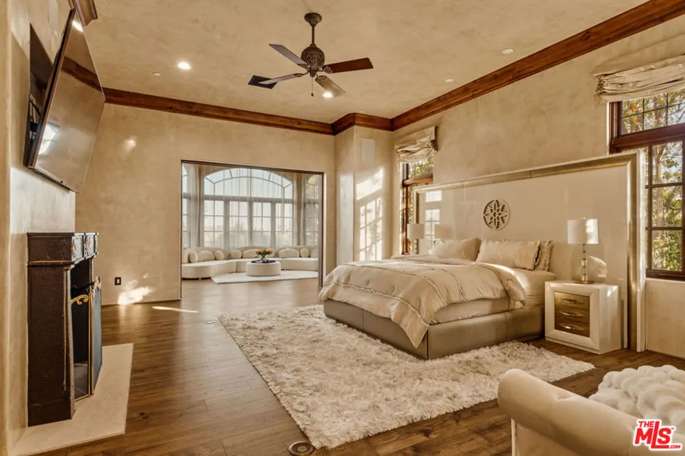 2374 Earls Court Los Angeles, CA 90077