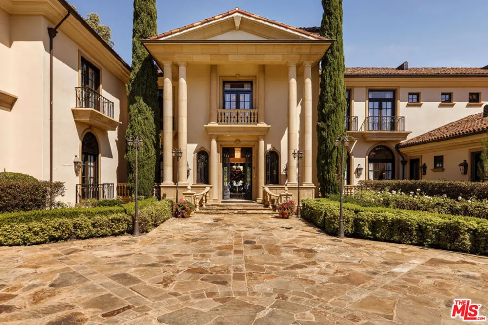 2374 Earls Court Los Angeles, CA 90077