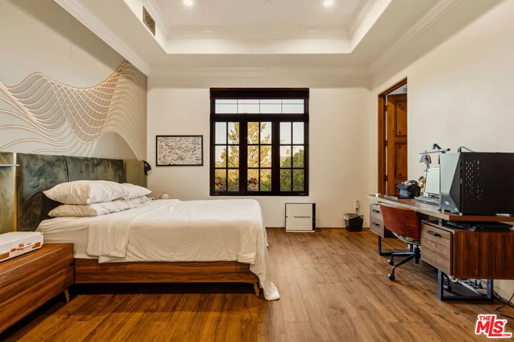 2374 Earls Court Los Angeles, CA 90077