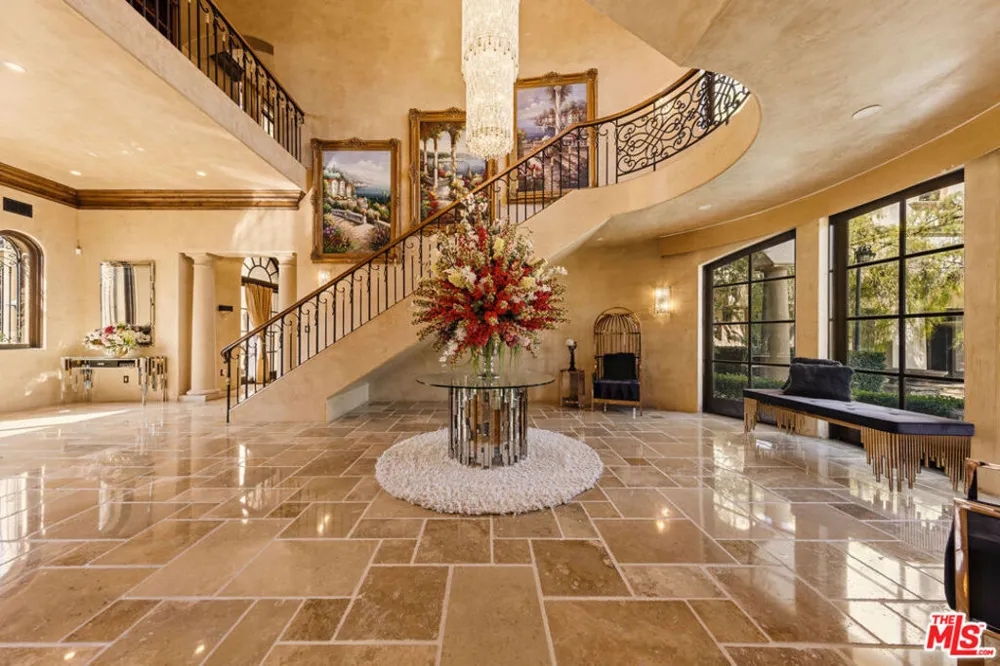 2374 Earls Court Los Angeles, CA 90077