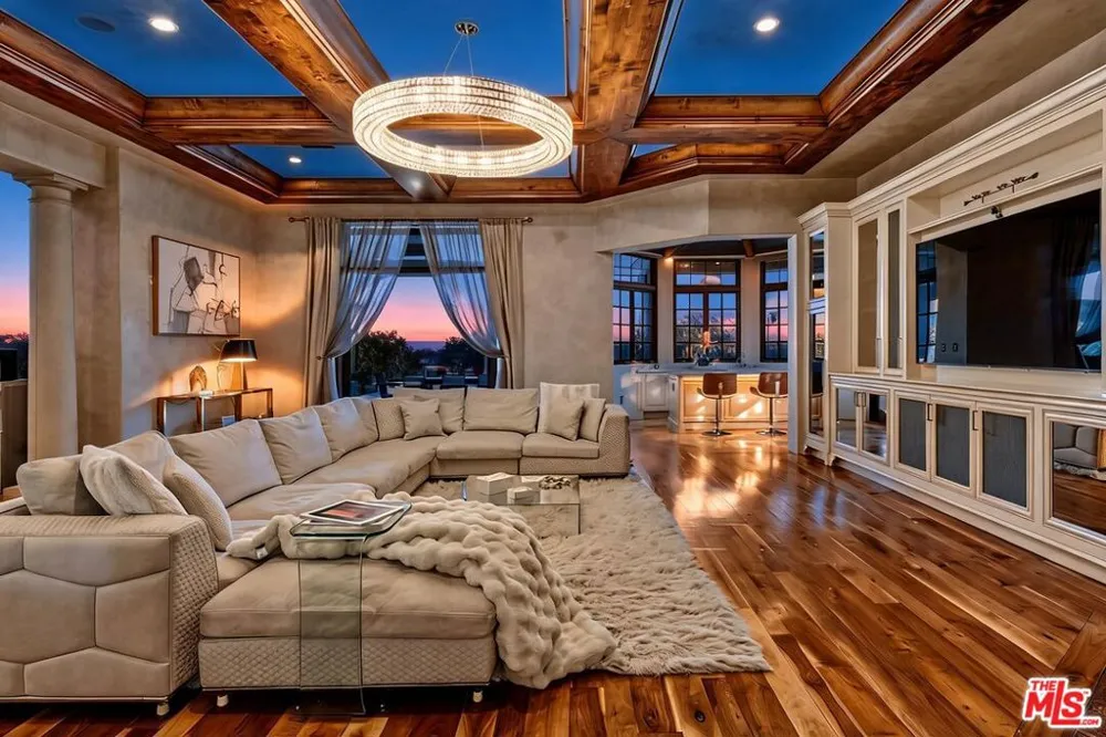 2374 Earls Court Los Angeles, CA 90077