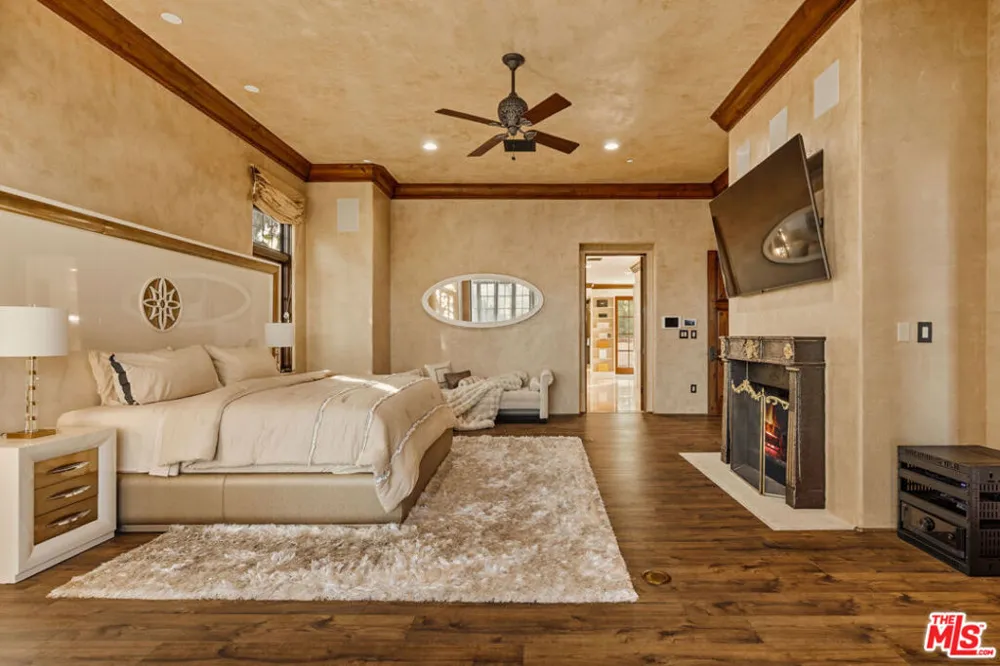 2374 Earls Court Los Angeles, CA 90077