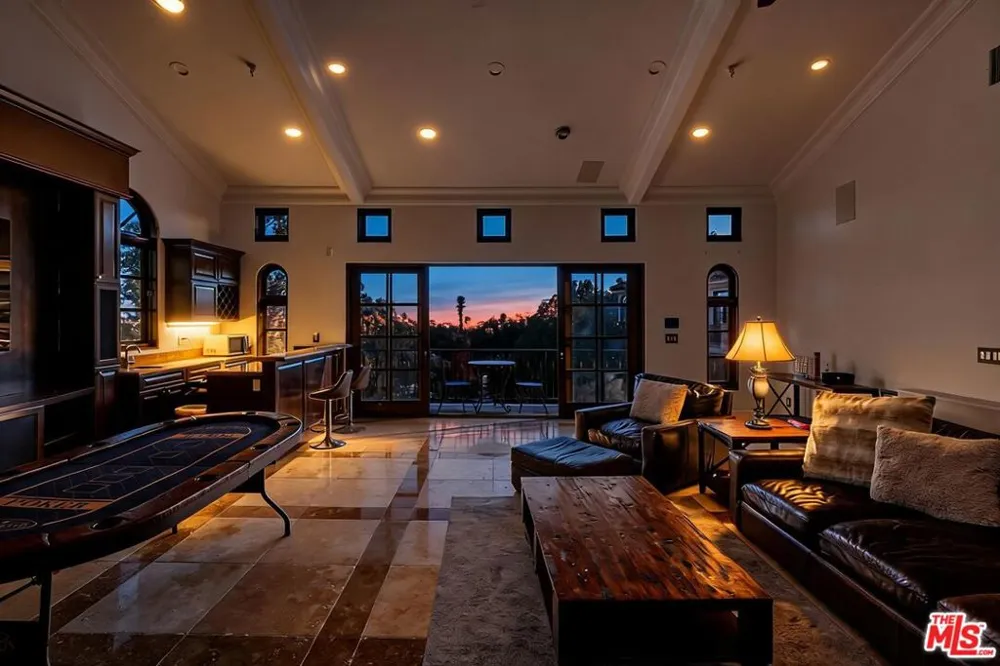 2374 Earls Court Los Angeles, CA 90077