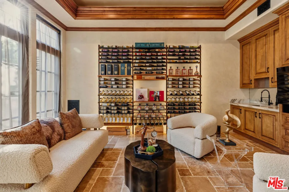 2374 Earls Court Los Angeles, CA 90077