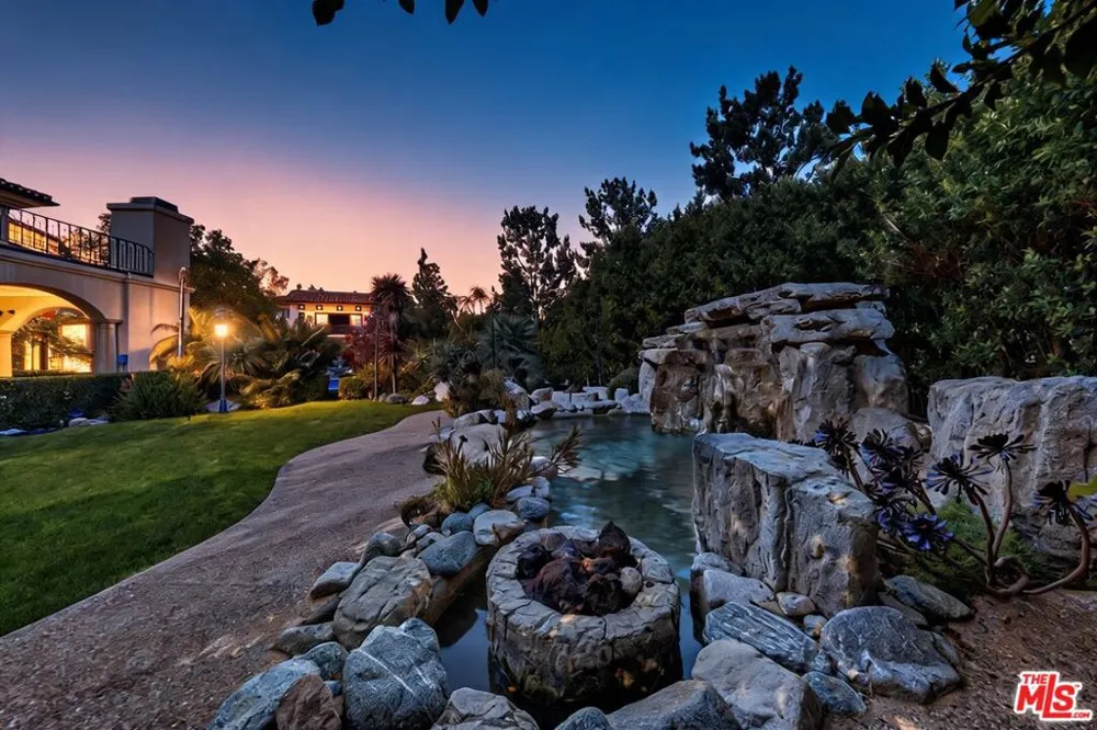 2374 Earls Court Los Angeles, CA 90077