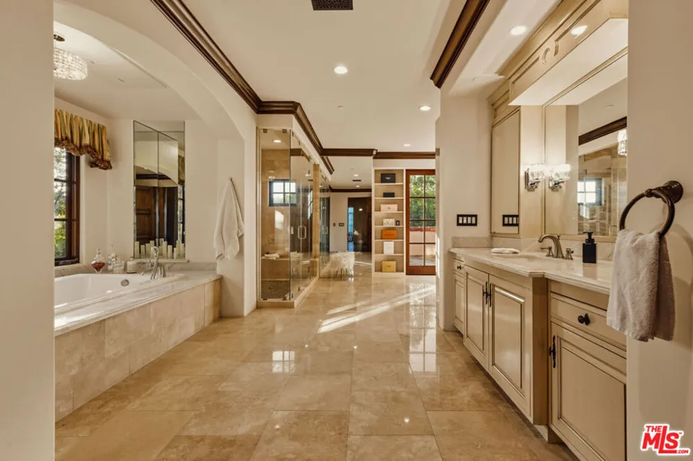 2374 Earls Court Los Angeles, CA 90077