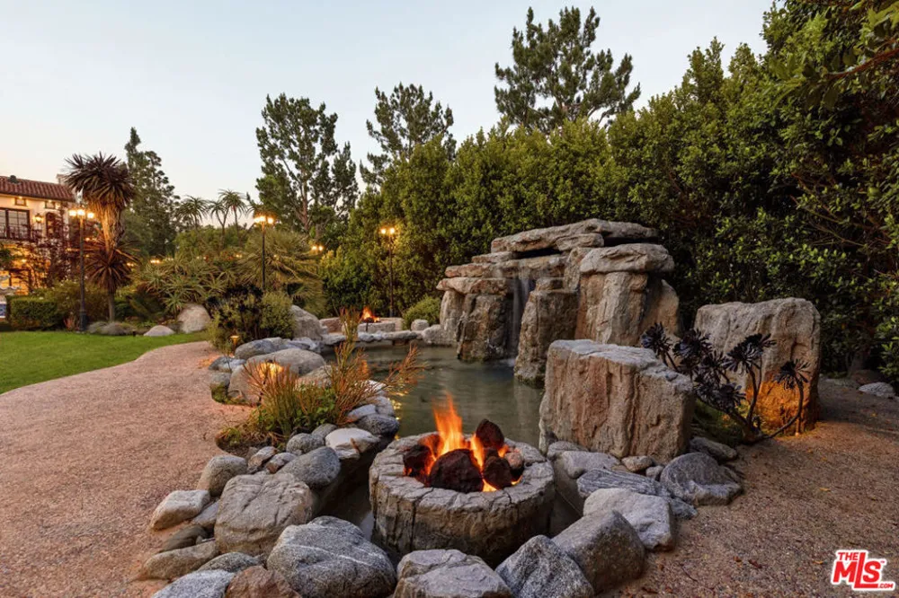 2374 Earls Court Los Angeles, CA 90077