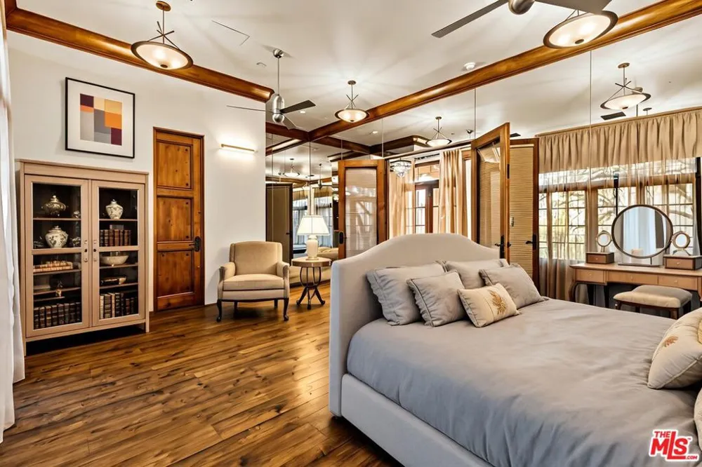 2374 Earls Court Los Angeles, CA 90077