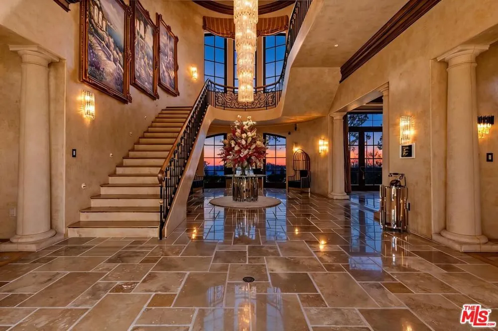 2374 Earls Court Los Angeles, CA 90077