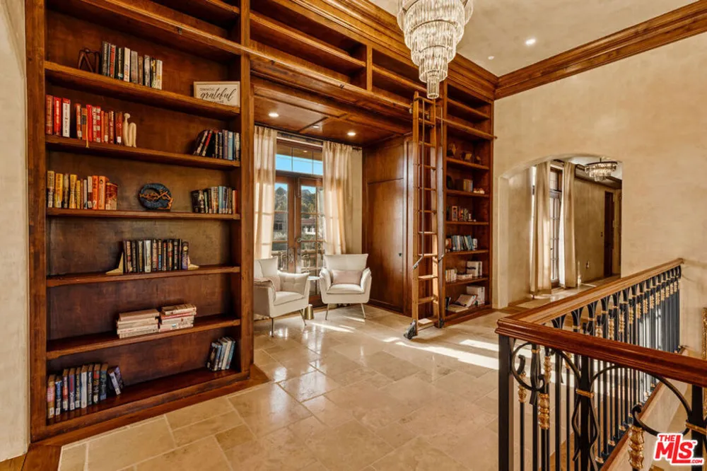 2374 Earls Court Los Angeles, CA 90077