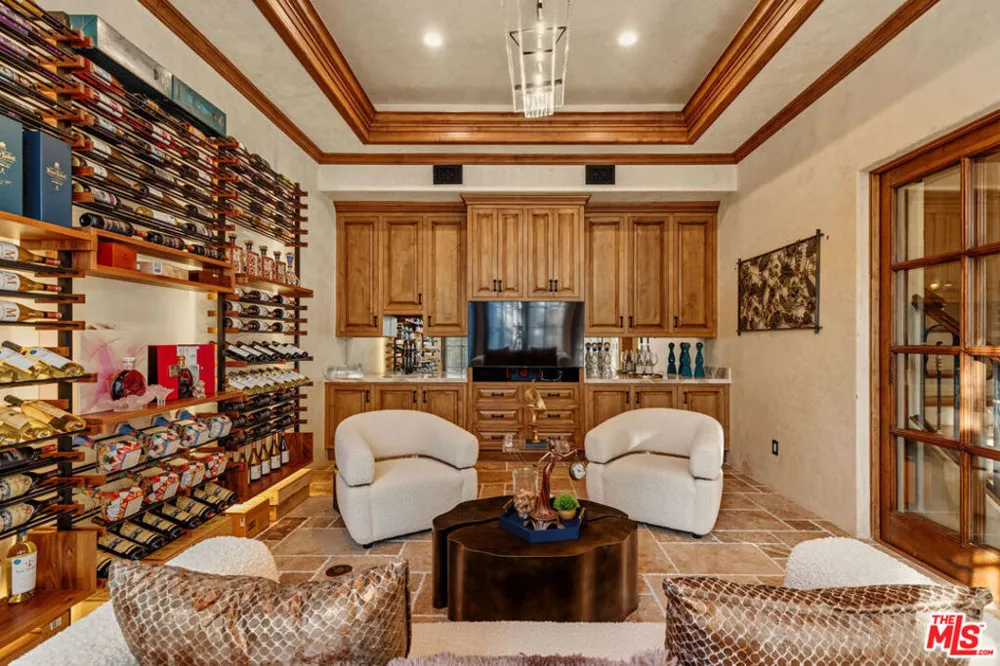 2374 Earls Court Los Angeles, CA 90077