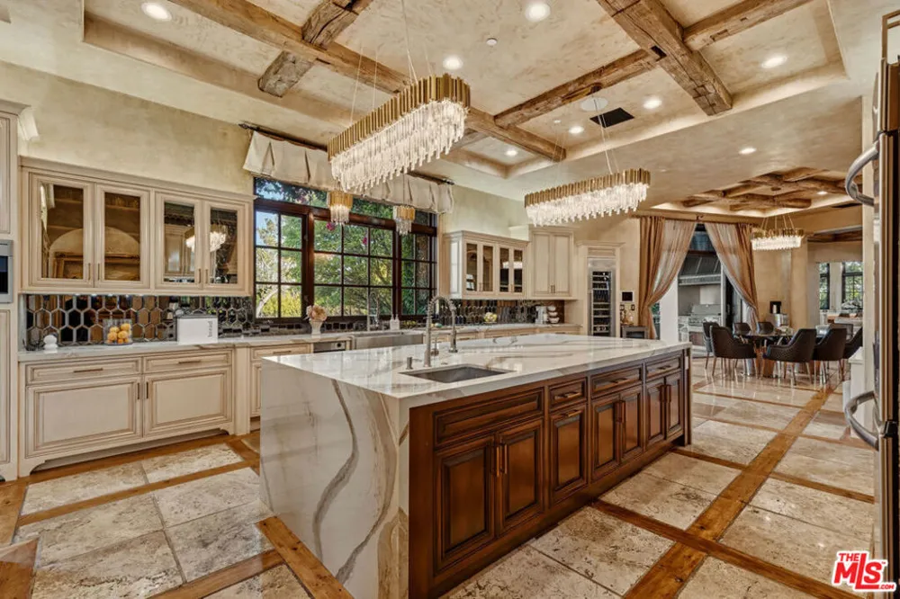 2374 Earls Court Los Angeles, CA 90077
