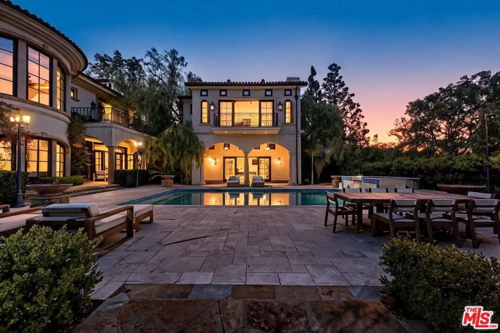2374 Earls Court Los Angeles, CA 90077