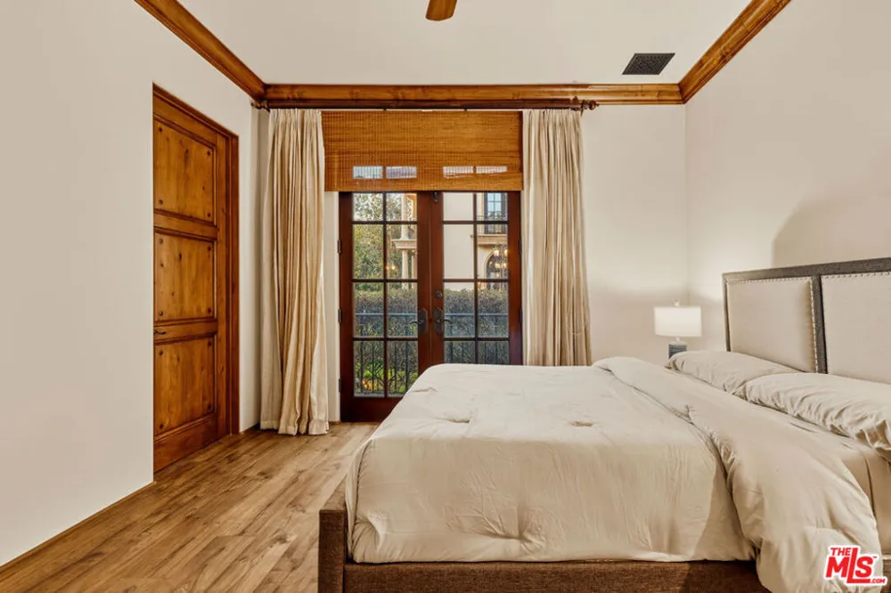 2374 Earls Court Los Angeles, CA 90077