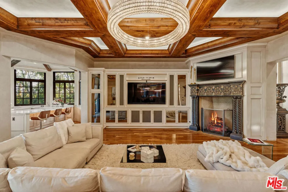 2374 Earls Court Los Angeles, CA 90077