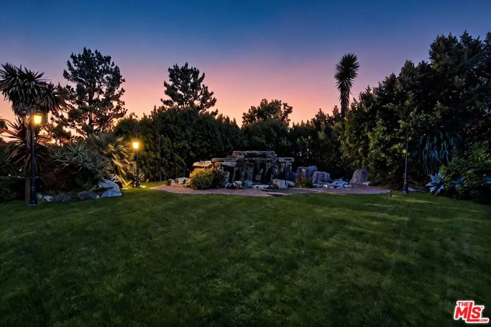 2374 Earls Court Los Angeles, CA 90077