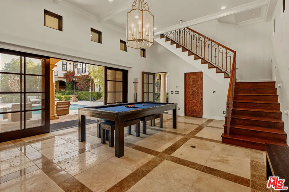 2374 Earls Court Los Angeles, CA 90077