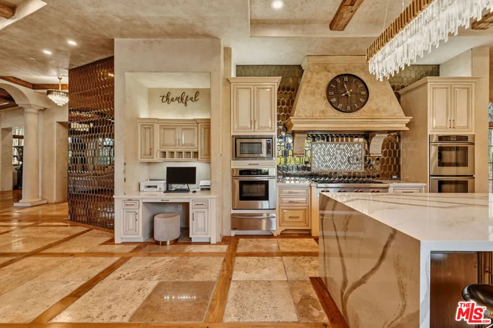 2374 Earls Court Los Angeles, CA 90077
