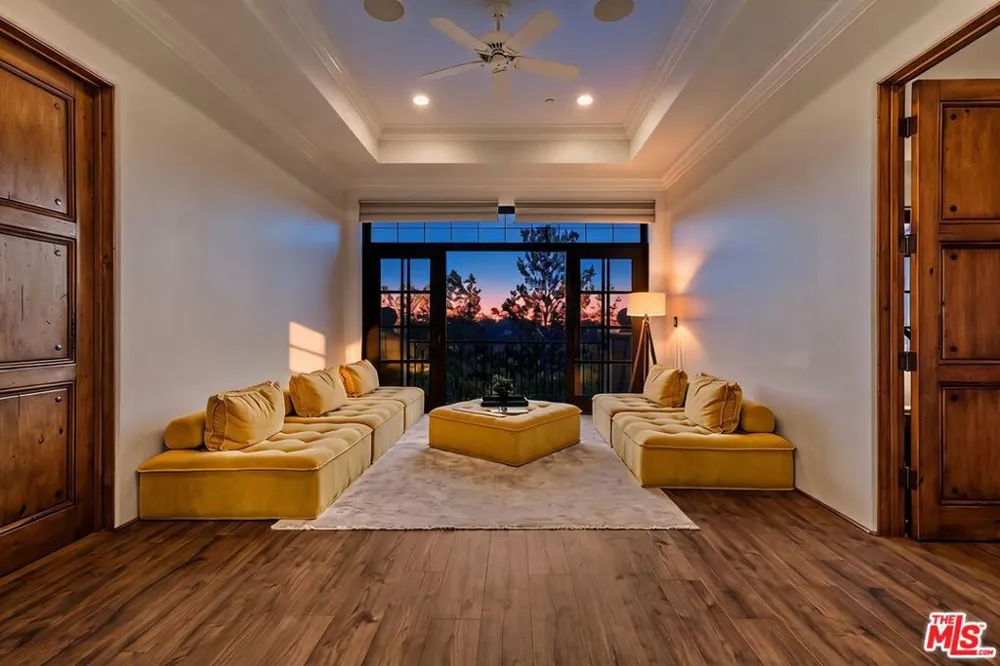 2374 Earls Court Los Angeles, CA 90077
