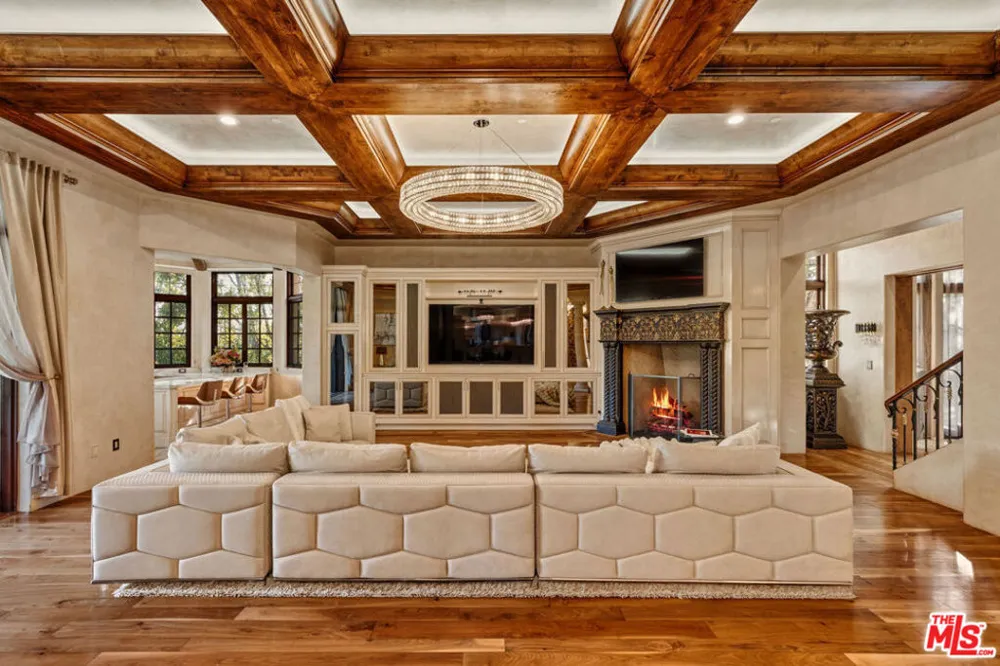 2374 Earls Court Los Angeles, CA 90077