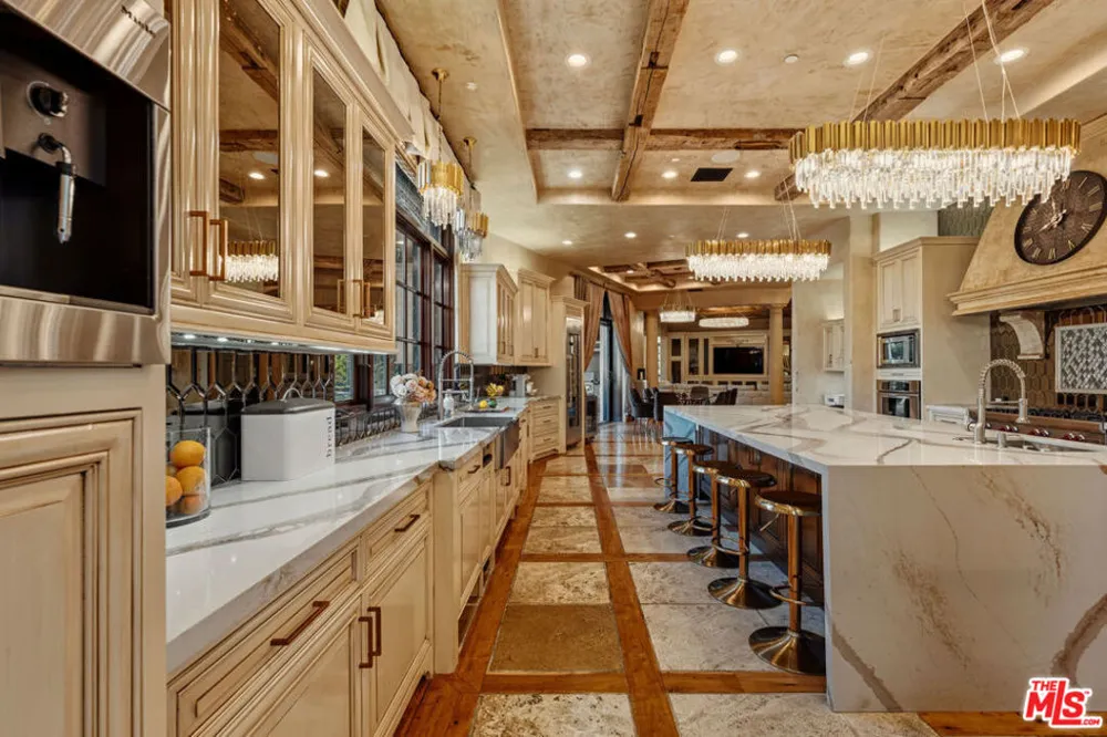 2374 Earls Court Los Angeles, CA 90077