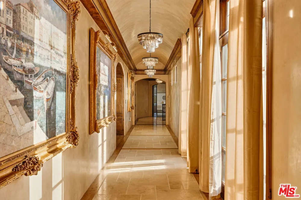 2374 Earls Court Los Angeles, CA 90077