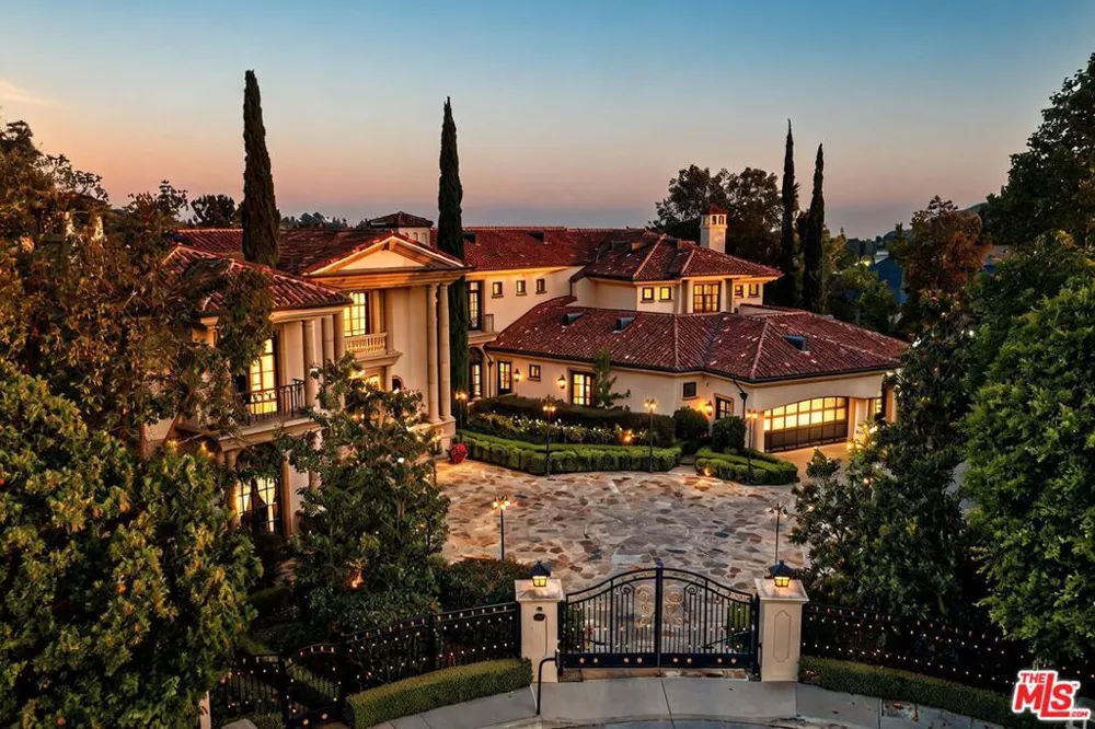 2374 Earls Court Los Angeles, CA 90077