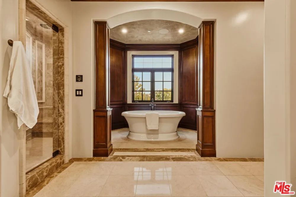 2374 Earls Court Los Angeles, CA 90077