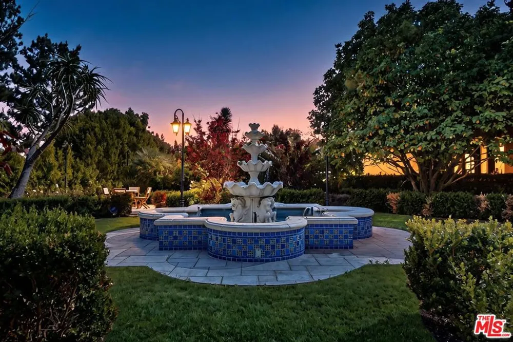 2374 Earls Court Los Angeles, CA 90077