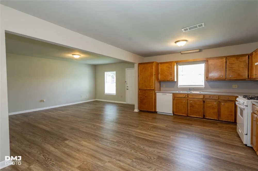 3140 Boyd Avenue Groves, TX 77619