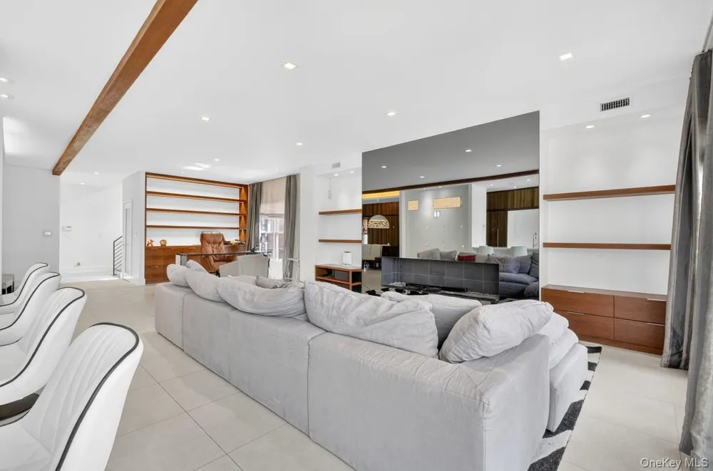 7112 242nd Street Little Neck, NY 11362