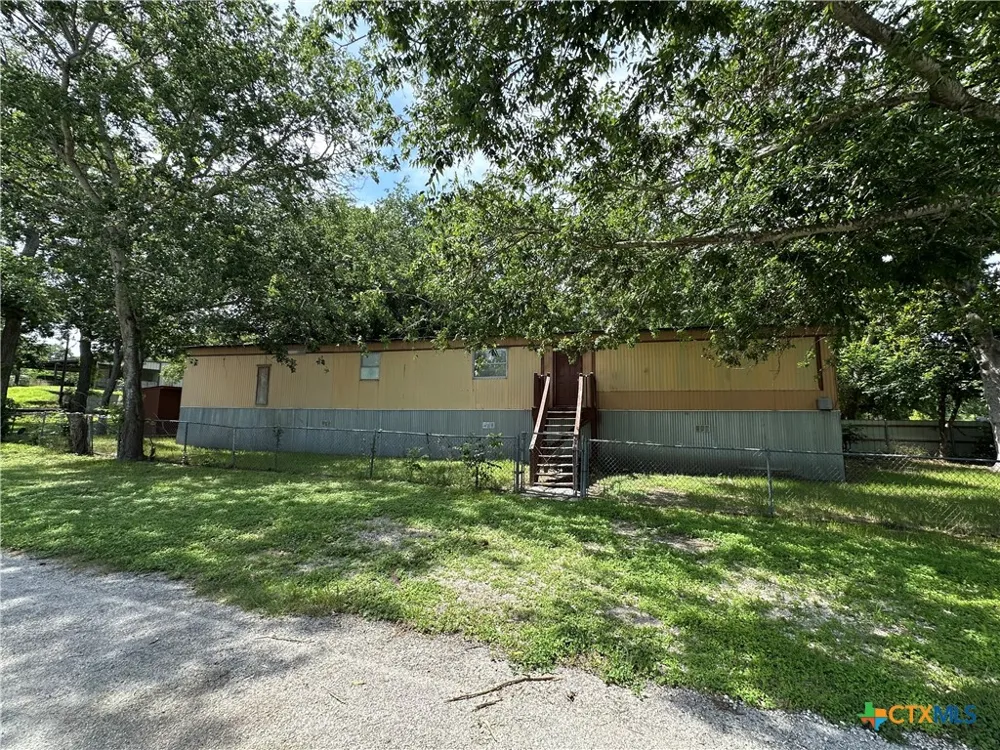 311 Meadow Lake Drive Seguin, TX 78155