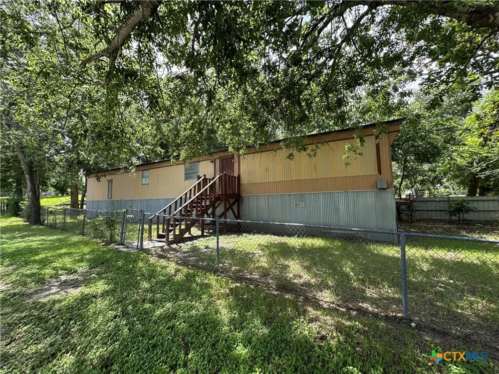 311 Meadow Lake Drive Seguin, TX 78155