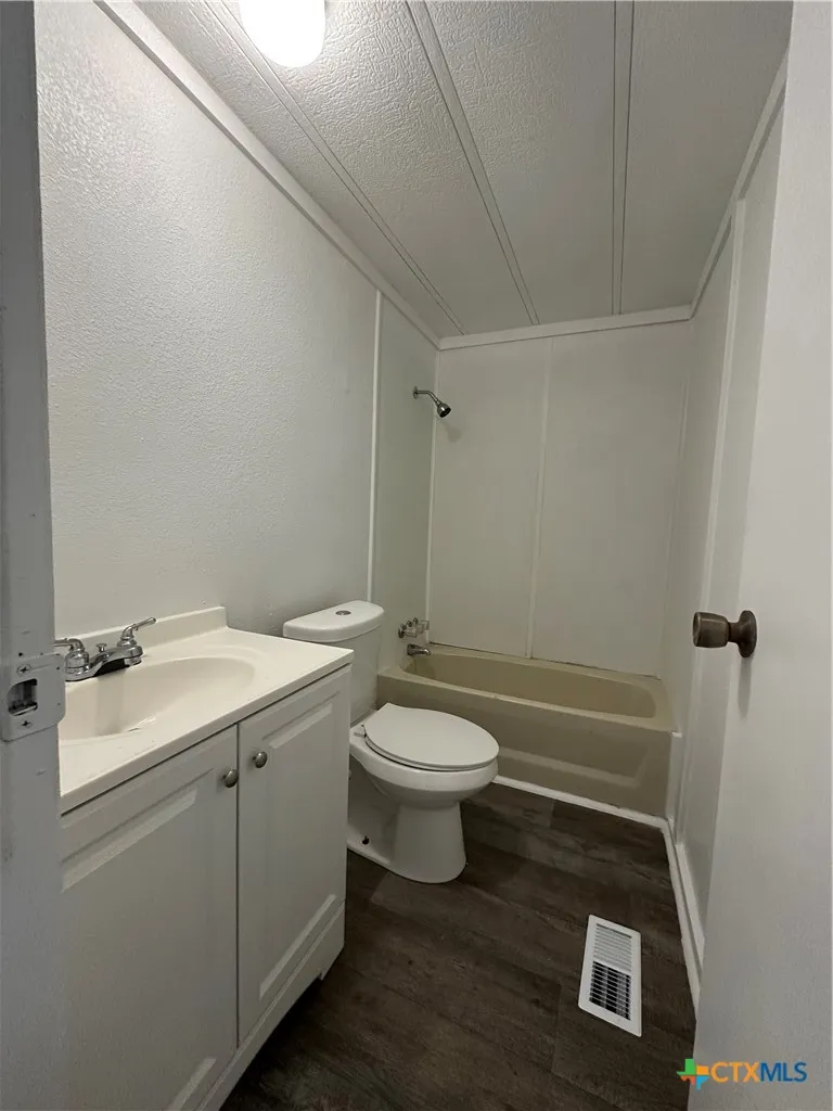 311 Meadow Lake Drive Seguin, TX 78155