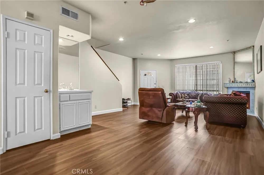 18347 Saticoy #7 Reseda, CA 91335