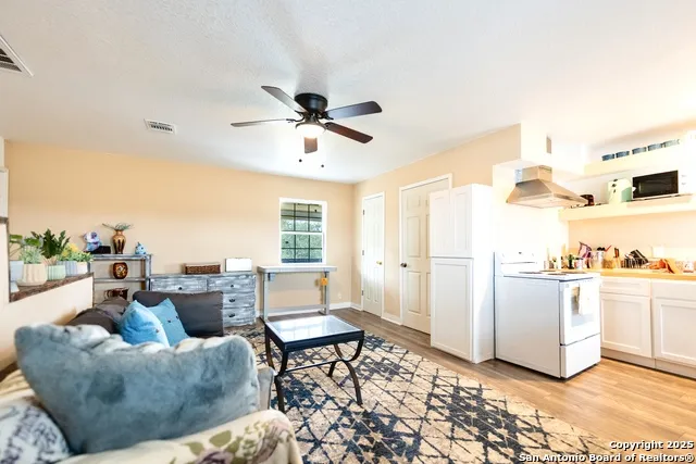 472 County Road 6723 Natalia, TX 78059