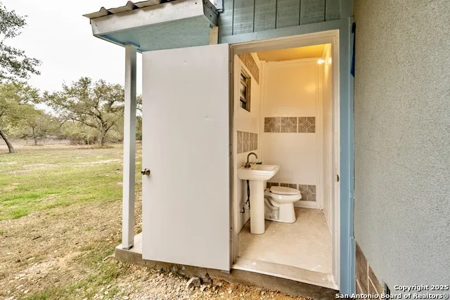 472 County Road 6723 Natalia, TX 78059