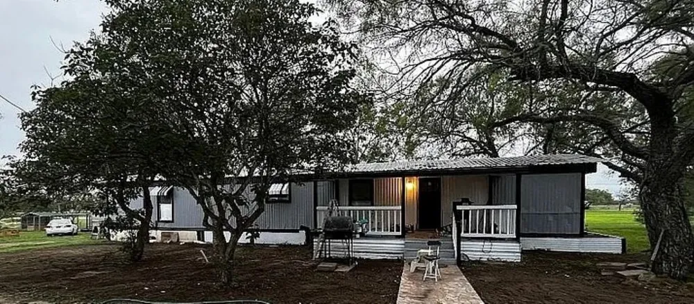700 Lopez George West, TX 78022