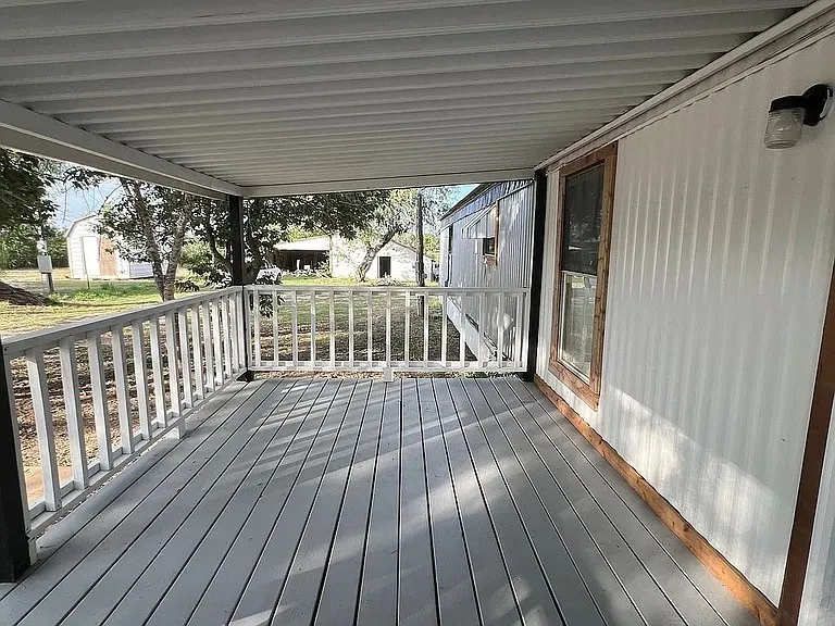 700 Lopez George West, TX 78022
