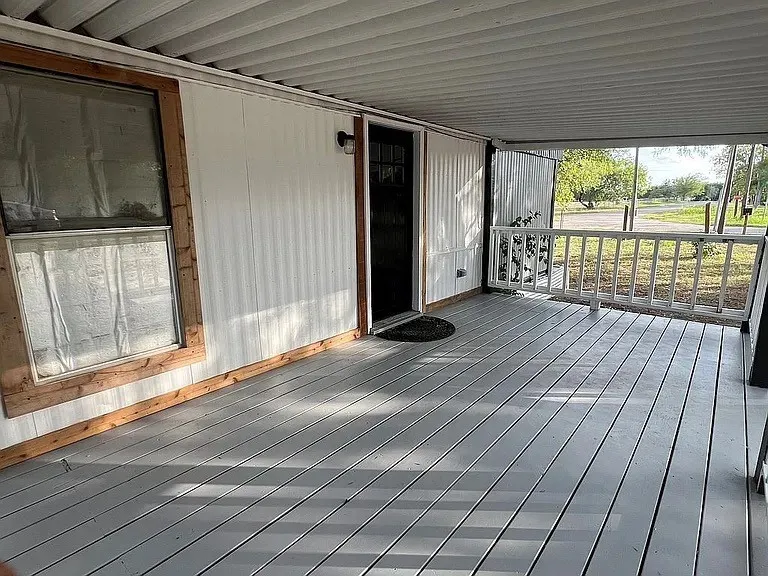 700 Lopez George West, TX 78022
