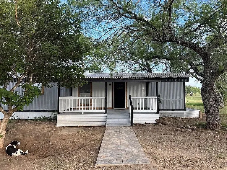 700 Lopez George West, TX 78022