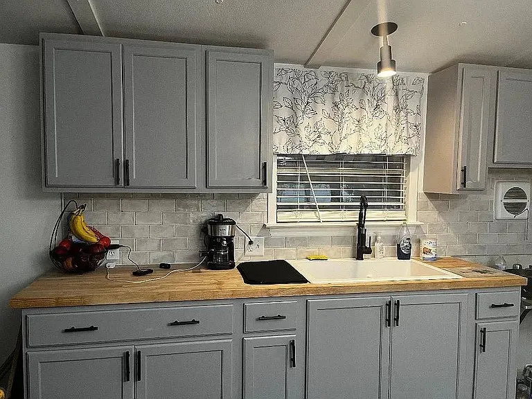 700 Lopez George West, TX 78022
