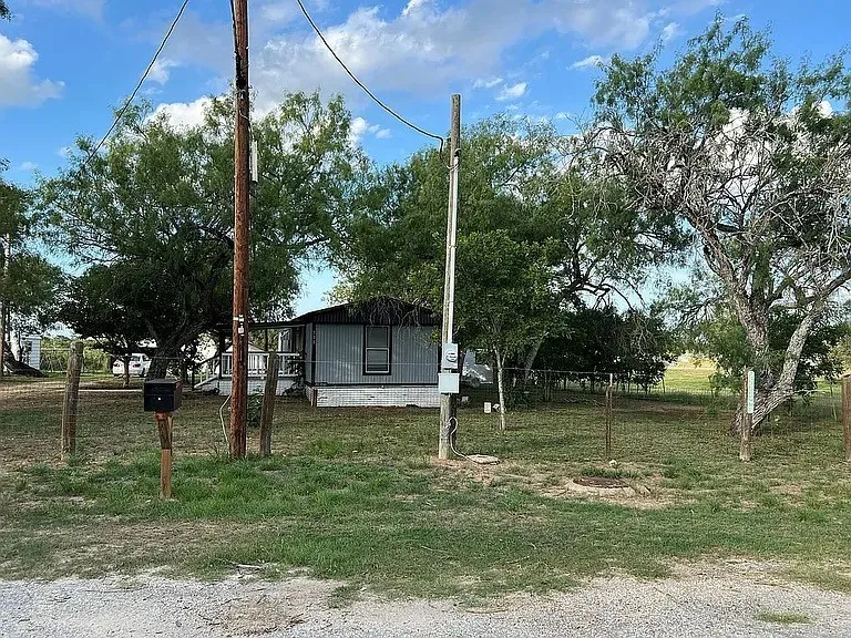 700 Lopez George West, TX 78022